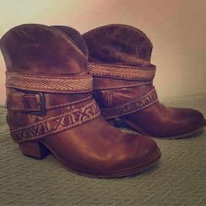 CORRAL COWGIRL BOOTIES 🐴 size 7.5